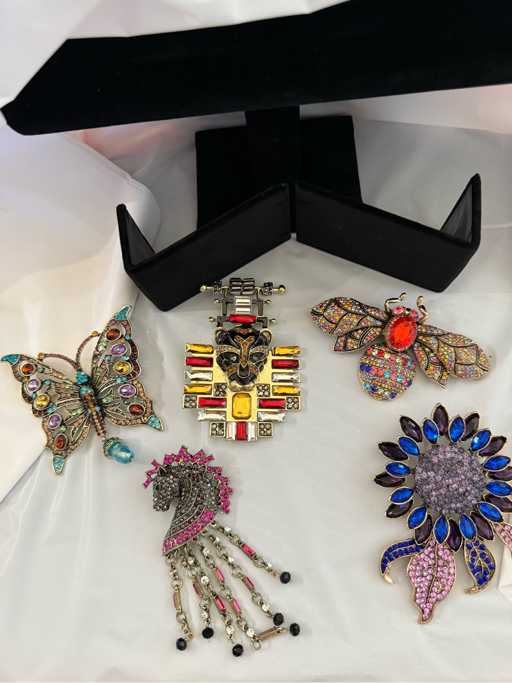 5 Brooches